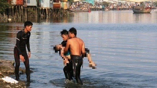 Sinh vien tiep suc mua thi tu vong do duoi nuoc hinh anh