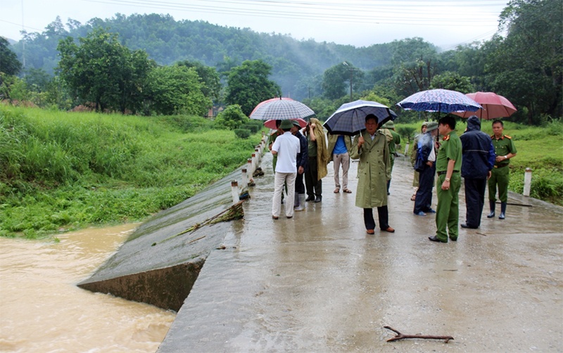 Thieu uy cong an bi lu cuon troi tren duong lam nhiem vu hinh anh