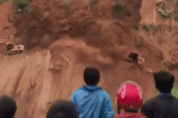 Canh nui lo cuon may xuc cung cong nhan xuong vuc sau hinh anh