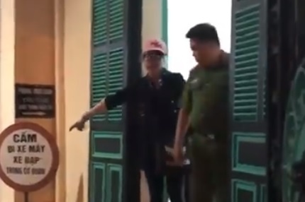 mẹ con Bella vào trung tâm bảo trợ ảnh 1 me con Bella vao trung tam bao tro anh 1