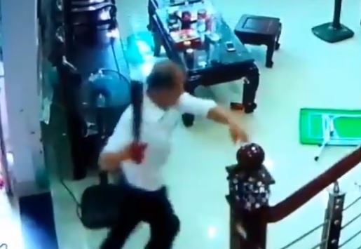 Camera ghi lai canh tram truong y te truy sat 2 dong nghiep hinh anh