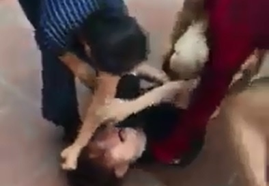 Nhieu nguoi lot quan, ao co gai khi tham gia danh ghen hinh anh
