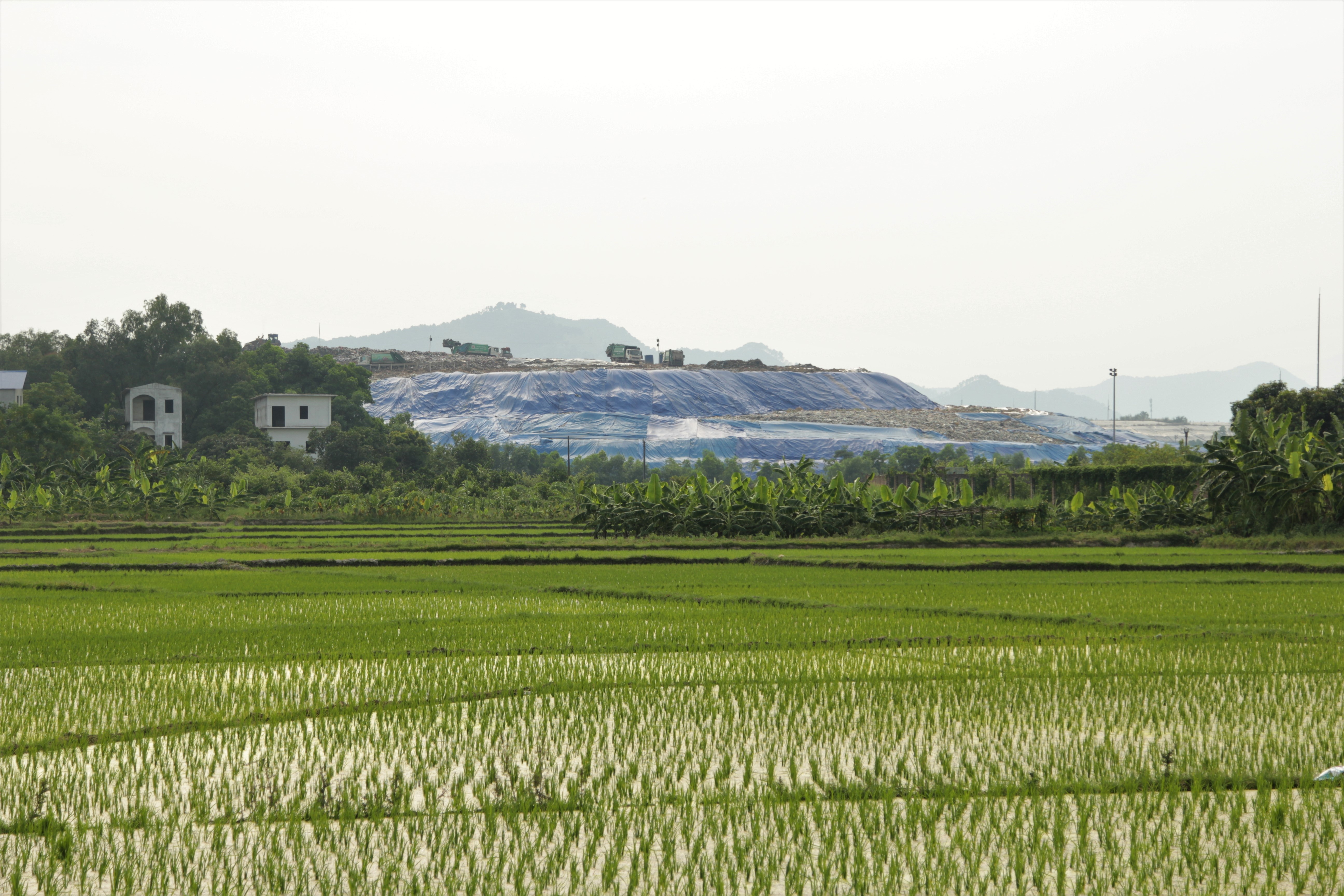 người dân chặn xe rác vì hôi thối ảnh 3 nguoi dan chan xe rac vi hoi thoi anh 3