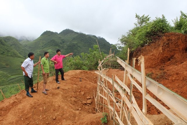 Giai cuu 2 nguoi mac ket duoi ham khai thac vang sau 10 m hinh anh