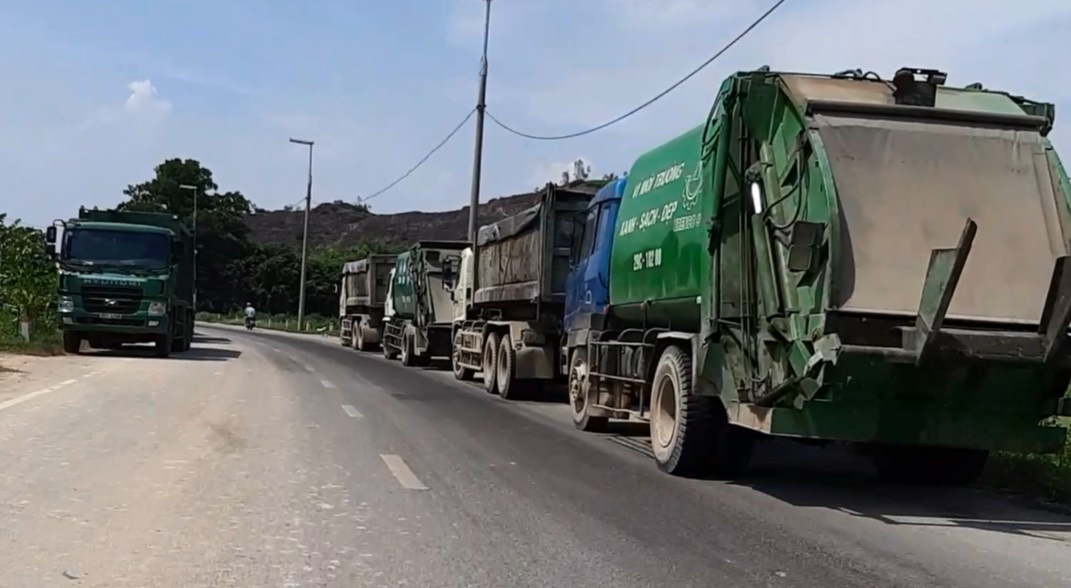 Kho so vi bai rac khong lo, dan chan xe doi gap lanh dao thanh pho hinh anh