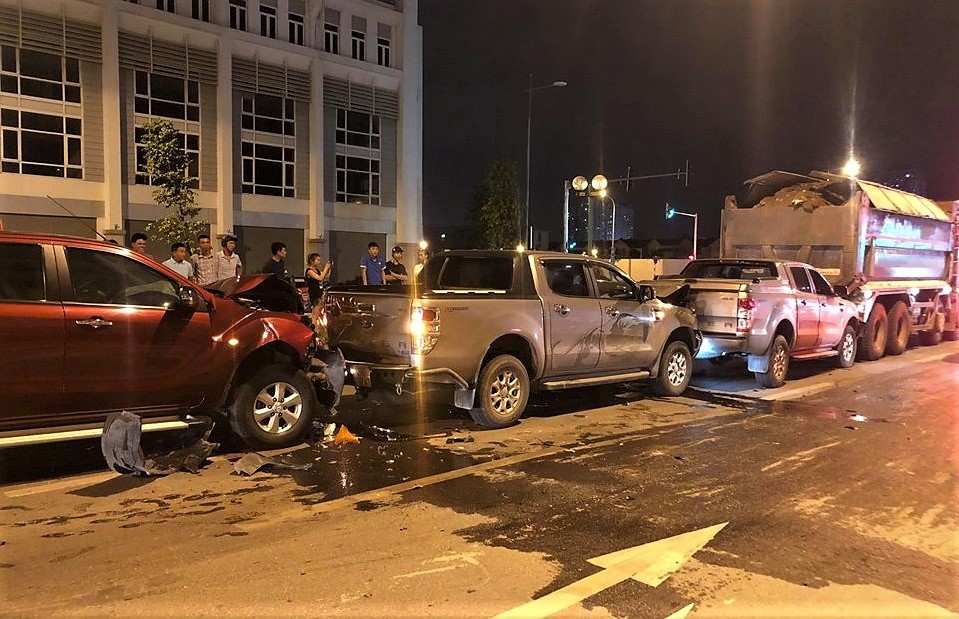 xe bán tải tai nạn dồn toa ảnh 1 xe ban tai tai nan don toa anh 1