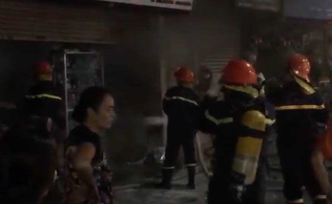 Chay cua hang phu tung xe may tren pho Hue hinh anh