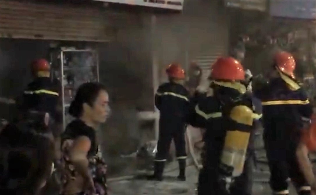 Hoa hoan tai cua hang phu tung xe may lam nao loan ca khu pho hinh anh