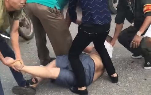 Nhom xe om kip khong che ga trai cam dao di gay go hinh anh