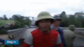 Nguoi dan bo chay khi mo cau sap trong mua lu hinh anh