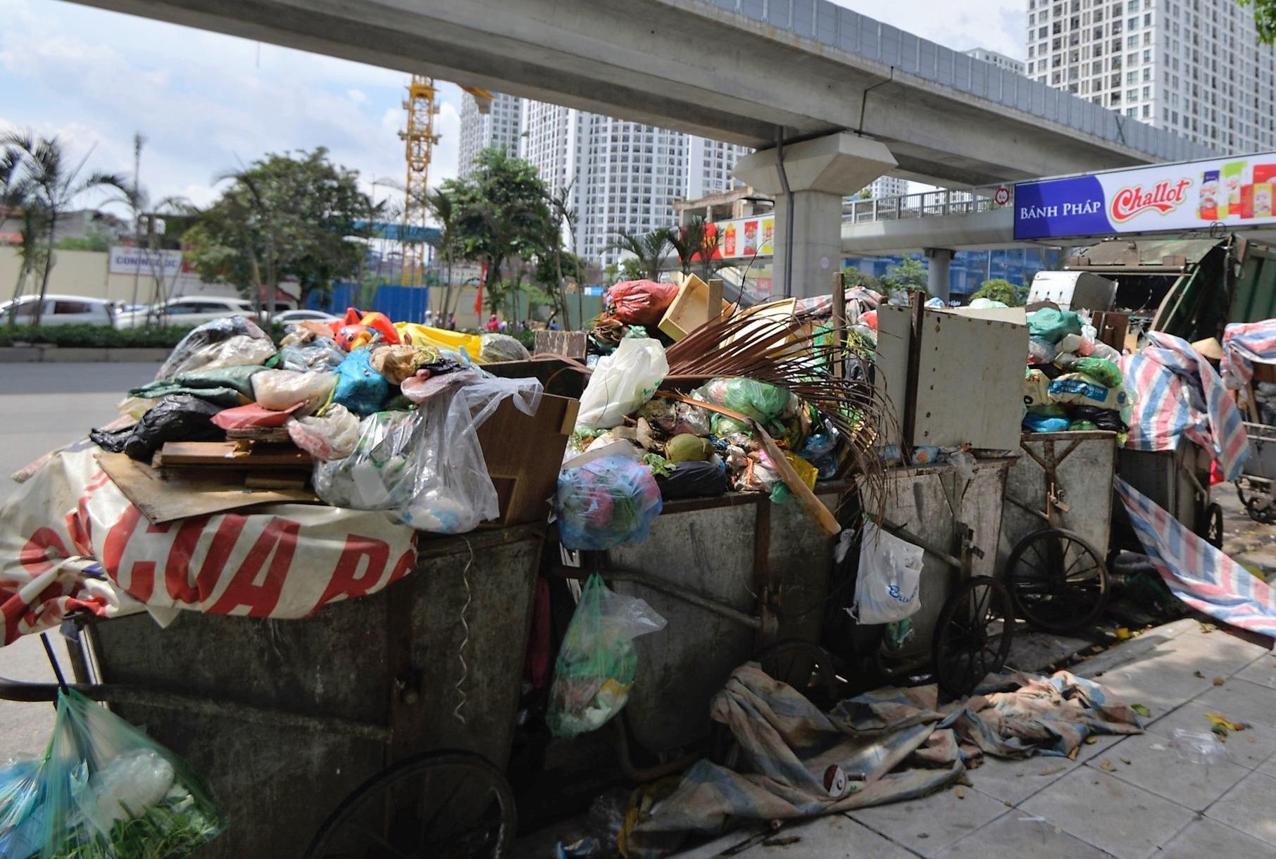 Ha Noi un u rac thai sau khi bai rac Nam Son bi phong toa hinh anh