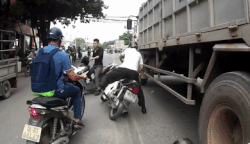 Khoanh khac nguoi dan ong thoat chet duoi banh xe tai hinh anh