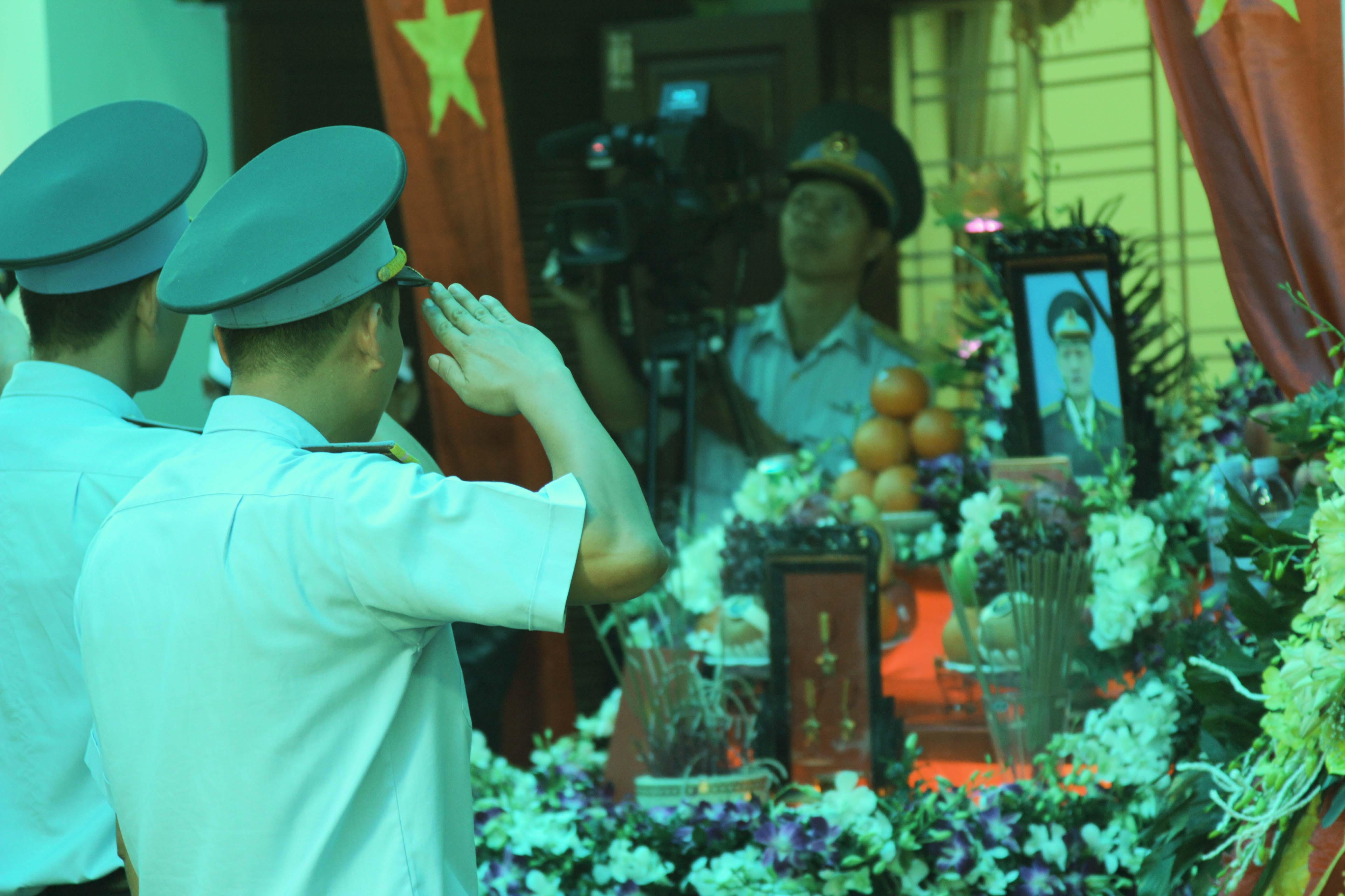 Nguoi than, dong doi dua phi cong Khuat Manh Tri ve noi an nghi hinh anh