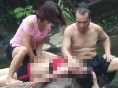 2 phu nu truot chan duoi nuoc khi chup anh ben bo suoi hinh anh