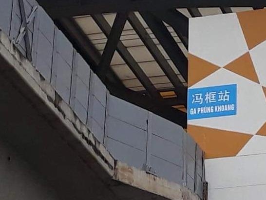 Bien ten chu Trung Quoc gan o nha ga duong sat Cat Linh - Ha Dong hinh anh