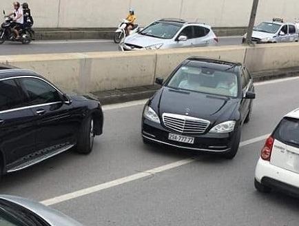 Xe Mercedes bien ngu quy 7 chay nguoc chieu trong ham Kim Lien hinh anh