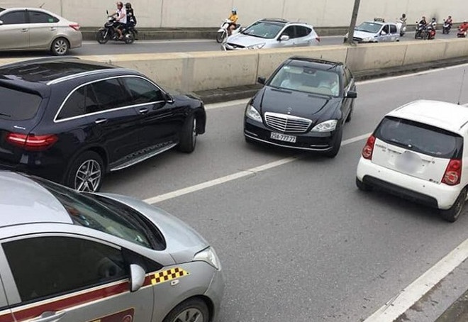 Mercedes bien ngu quy di nguoc chieu anh 2