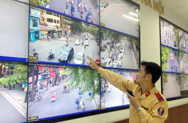 Tim duoc chu xe Mercedes bien 77777 chay nguoc chieu o ham Kim Lien hinh anh