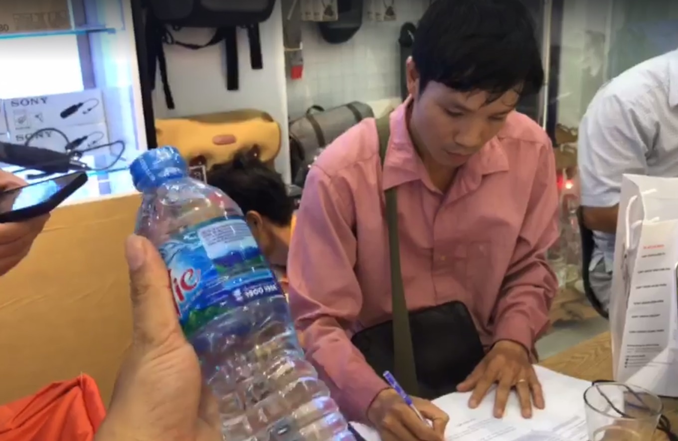 Thue dich vu chuyen phat, may anh 18 trieu bien thanh chai nuoc loc hinh anh