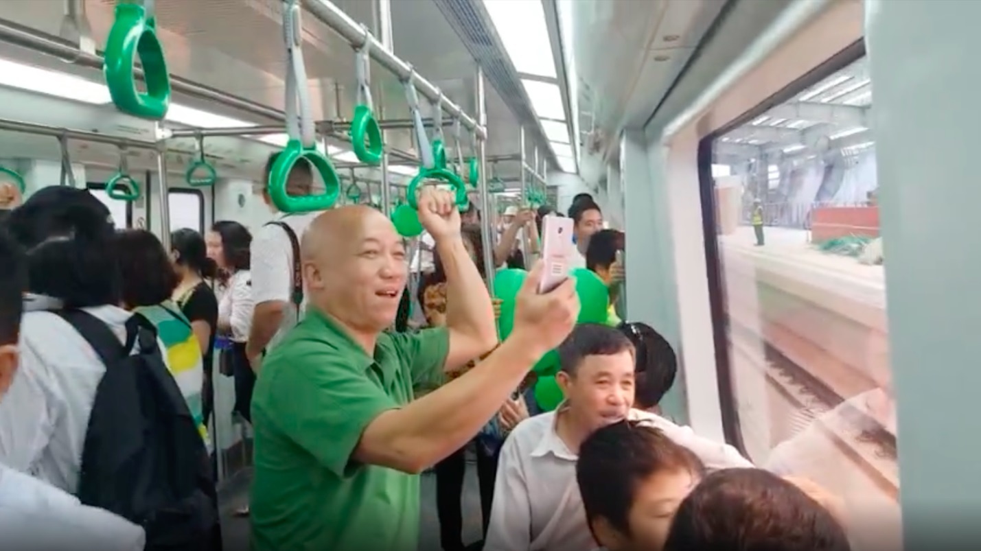 Tong thau duong sat Cat Linh - Ha Dong tu y cho nguoi dan len tau hinh anh