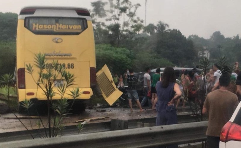 xe khach mat lai tong Fortuner anh 1