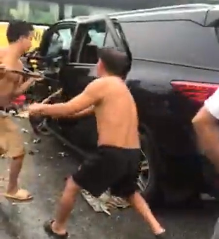 xe khach mat lai tong Fortuner anh 2