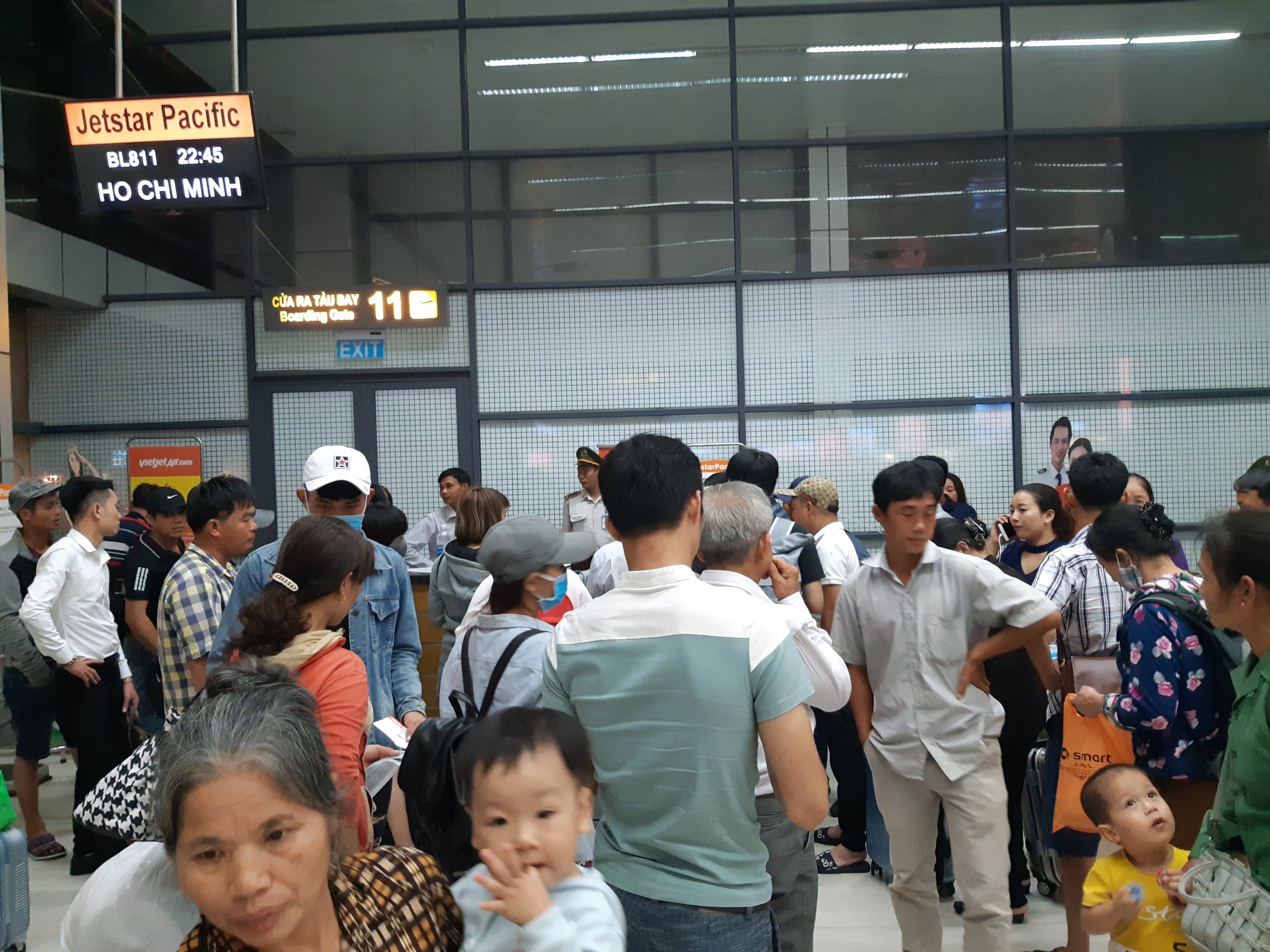 Mua lon, may bay di Thanh Hoa ha canh o Ha Noi hinh anh