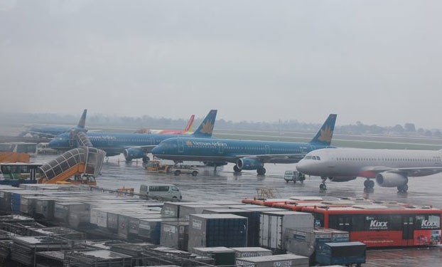 Nhieu hang hang khong huy chuyen, lui gio bay truoc bao so 4 hinh anh