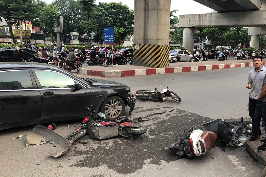 Nu tai xe BMW 745 Li gay tai nan lien hoan vao gio tan tam hinh anh