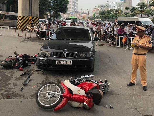 Nu tai xe BMW gay tai nan lien hoan do... giay cao got hinh anh