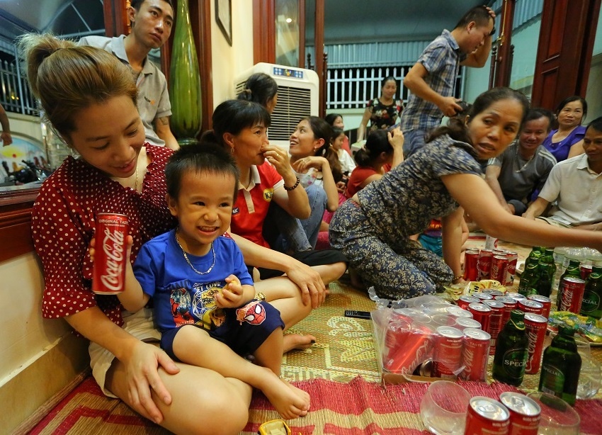 Gia dinh Van Toan don dan lang den xem tran tu ket ASIAD hinh anh