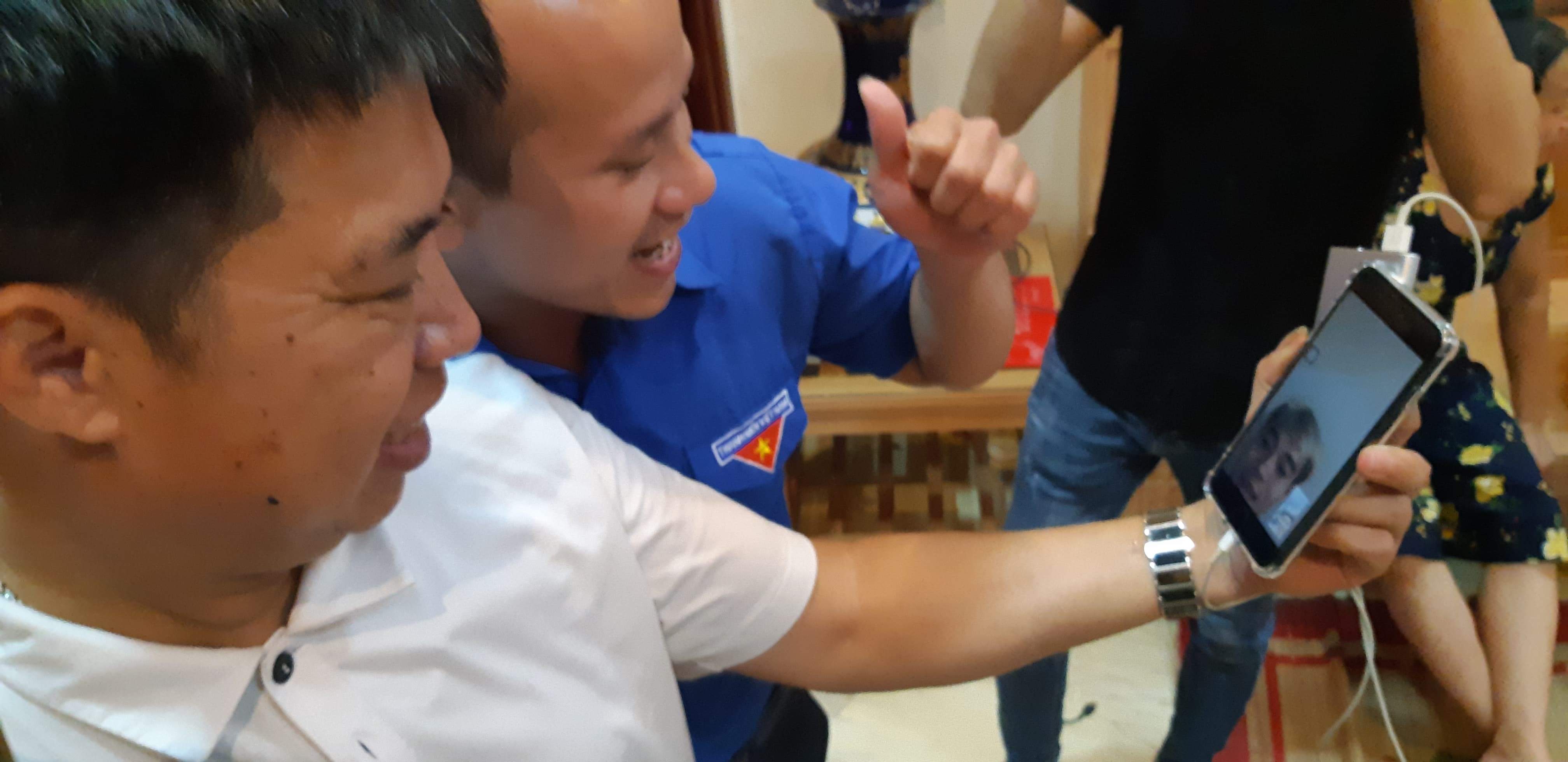 Van Toan goi ve nha ngay sau tran dau lich su hinh anh