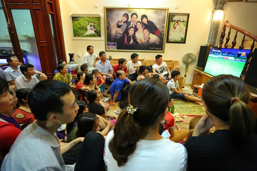 Gia dinh hao hung khi Van Toan vao san hinh anh