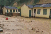 Lu ap ve 3 diem truong, de doa hon 1.000 hoc sinh hinh anh