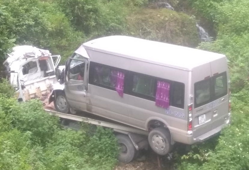 Xe cuu ho cho oto 16 cho lao xuong vuc, 2 nguoi tu vong hinh anh