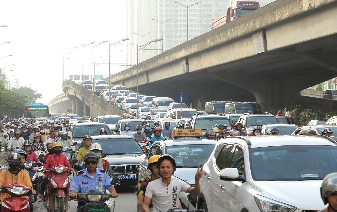 Cua ngo thanh pho un u trong ngay dau di lam sau dip le 2/9 hinh anh