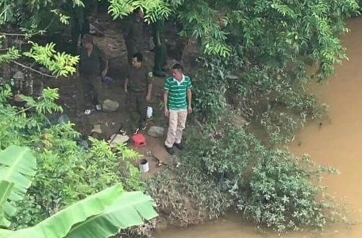 Bac si khai giet vo roi phi tang xac xuong song hinh anh