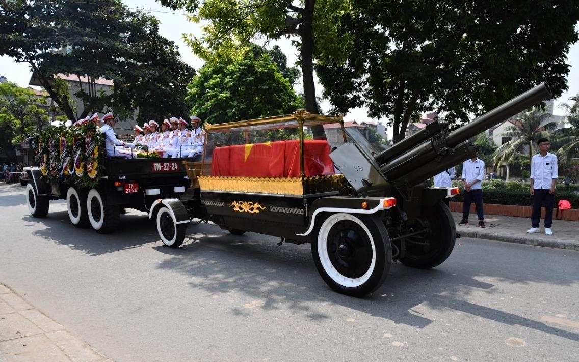 Linh xa dua di hai co Tong bi thu Do Muoi ve que nha hinh anh