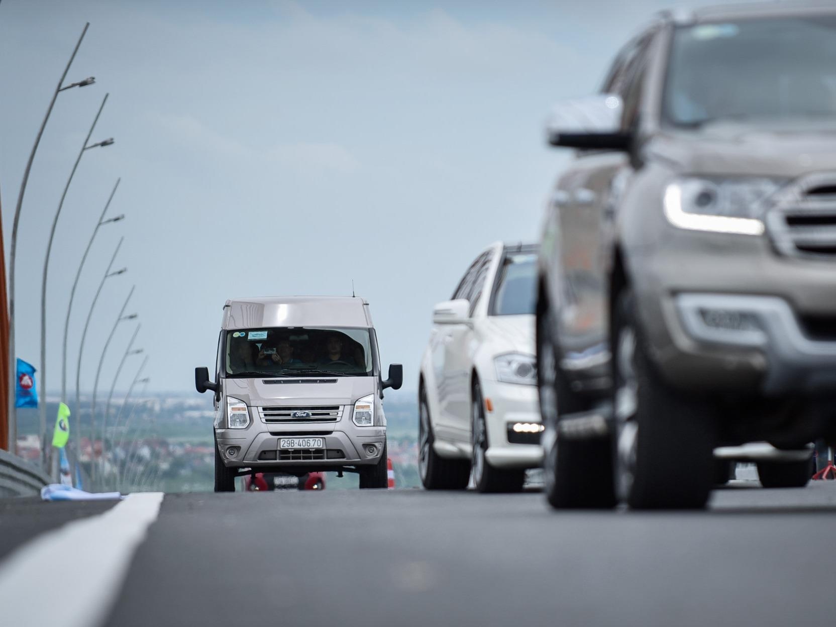 Oto 'dap denh' khi qua cau 7.300 ty: Bo GTVT yeu cau kiem tra hinh anh