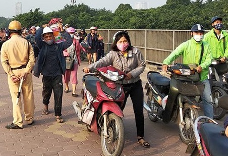 Dong nguoi dat bo xe may de tranh CSGT phat hinh anh