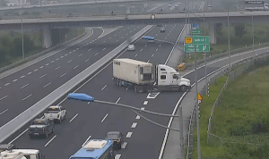 Phat 7 trieu dong, giu bang lai tai xe container quay dau tren cao toc hinh anh