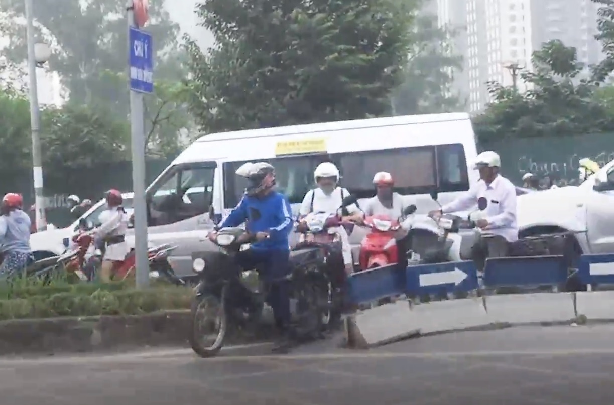 Phong xe nguoc chieu tren via he du duong khong tac hinh anh