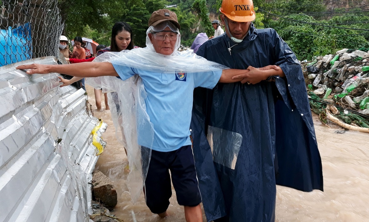 Nguoi dan Khanh Hoa guong day khac phuc tran lu lut, lo dat lich su hinh anh