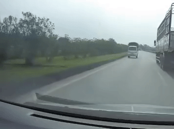 Tai xe be lai tranh oto tai lao nguoc chieu cao toc hinh anh