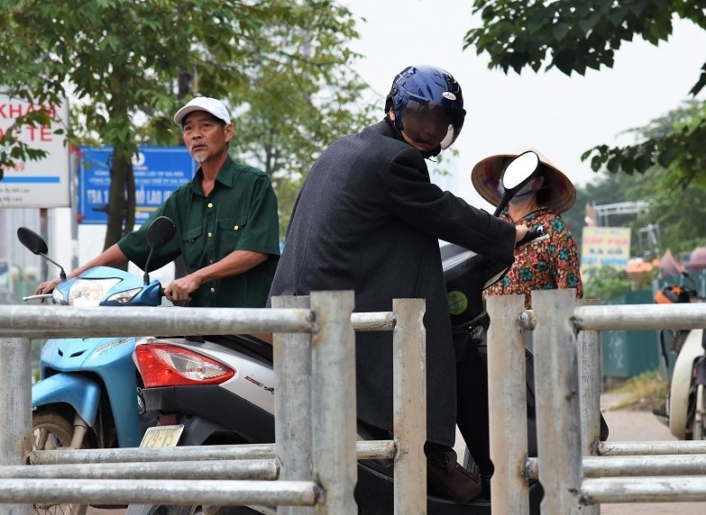 Dong xe xuong duong chay nguoc chieu khi bi chan tren via he hinh anh