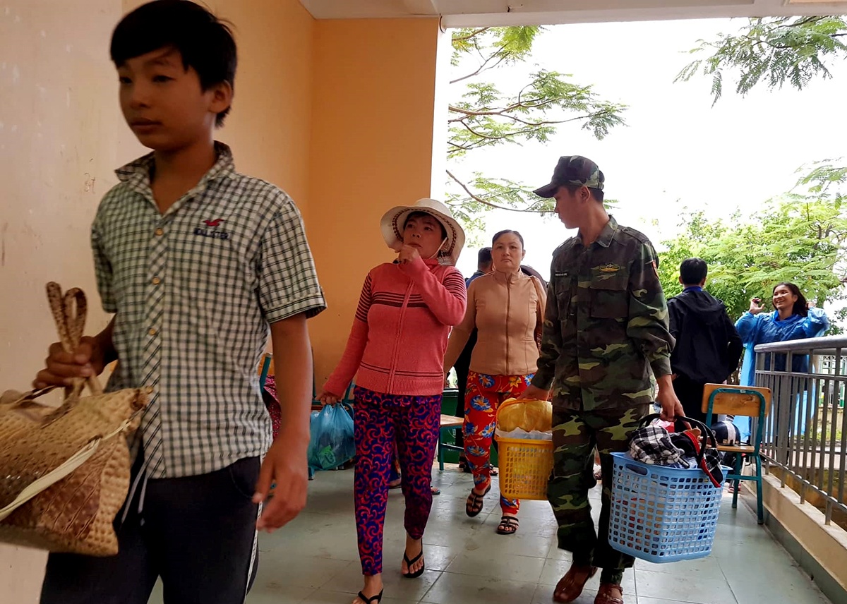 Bao so 9 lech nam, canh bao dac biet loc xoay o Sai Gon hinh anh