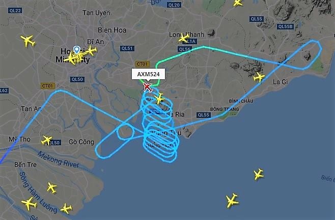 Tac nghen khong luu o TP.HCM do bao so 9, may bay luon nhieu vong hinh anh