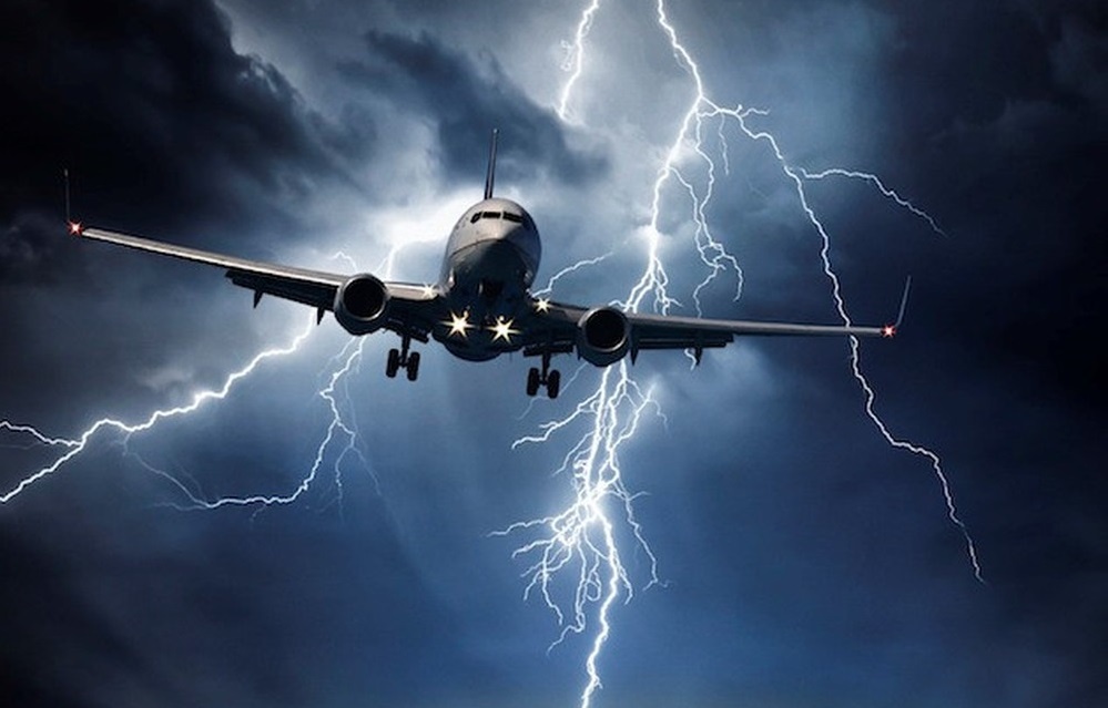 Bao so 9 khien 44 chuyen bay den Tan Son Nhat phai chuyen huong hinh anh