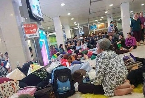 Hanh khach ngu la liet o san bay Tan Son Nhat trong dem mua bao hinh anh