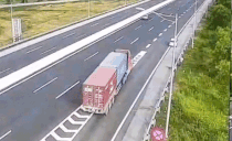 Xe container be lai tranh oto di lui tren cao toc hinh anh